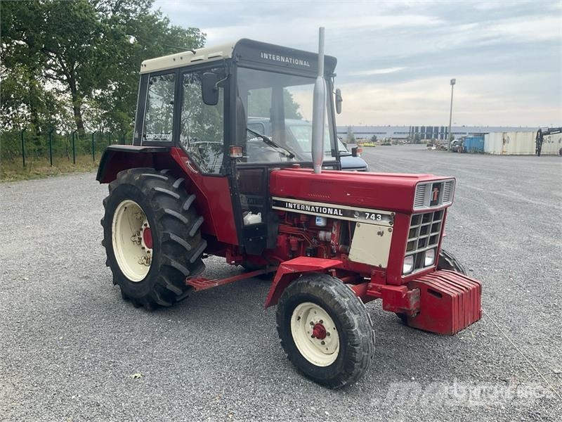 International 743 2WD Tractor Traktörler
