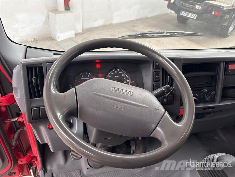 Isuzu NPR85-V 4x2 Van Truck Sanduk kamioni