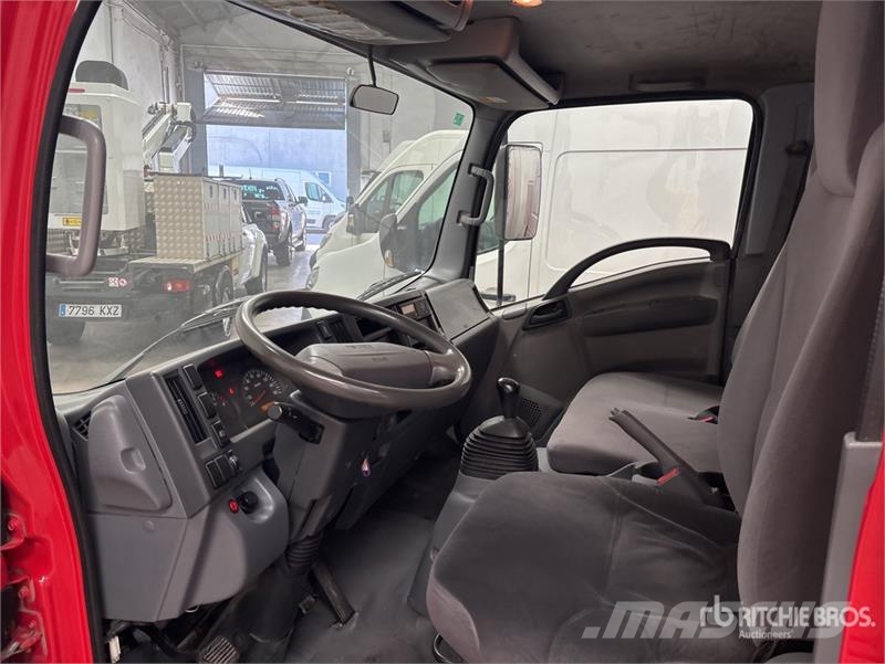 Isuzu NPR85-V 4x2 Van Truck Sanduk kamioni