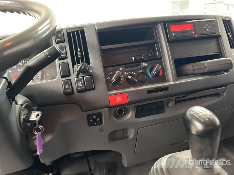 Isuzu NPR85-V 4x2 Van Truck Sanduk kamioni
