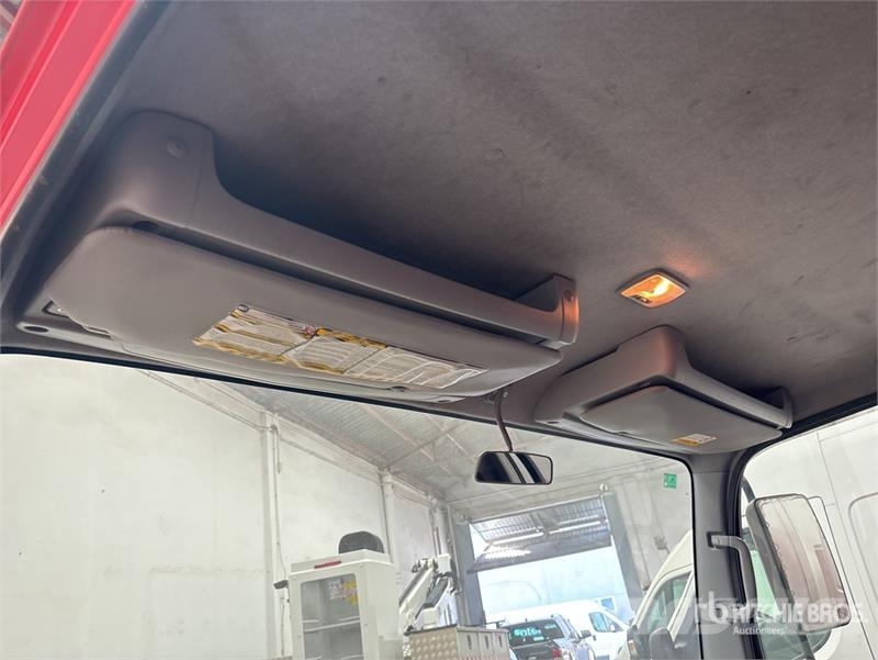 Isuzu NPR85-V 4x2 Van Truck Sanduk kamioni