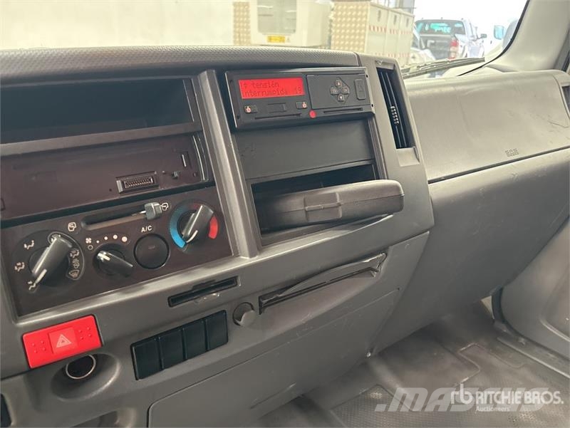 Isuzu NPR85-V 4x2 Van Truck Sanduk kamioni