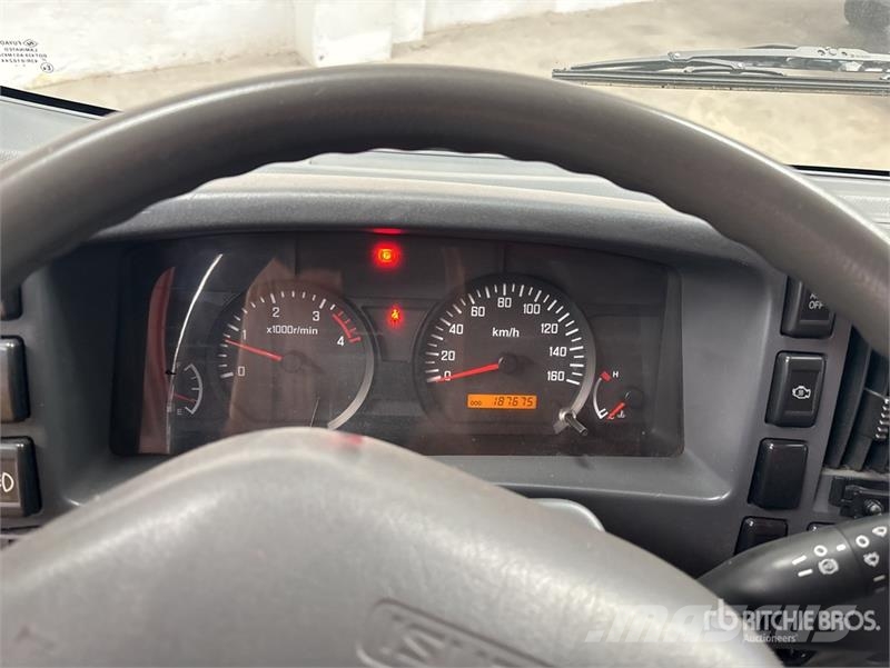 Isuzu NPR85-V 4x2 Van Truck Sanduk kamioni