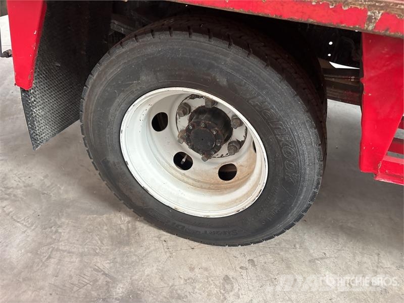 Isuzu NPR85-V 4x2 Van Truck Sanduk kamioni