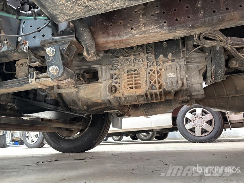Isuzu NPR85-V 4x2 Van Truck Sanduk kamioni