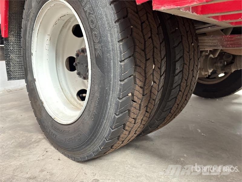 Isuzu NPR85-V 4x2 Van Truck Sanduk kamioni