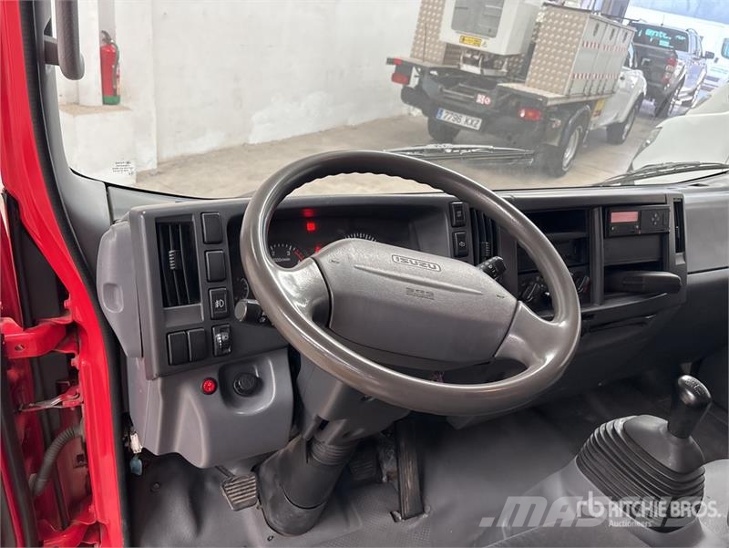 Isuzu NPR85-V 4x2 Van Truck Sanduk kamioni