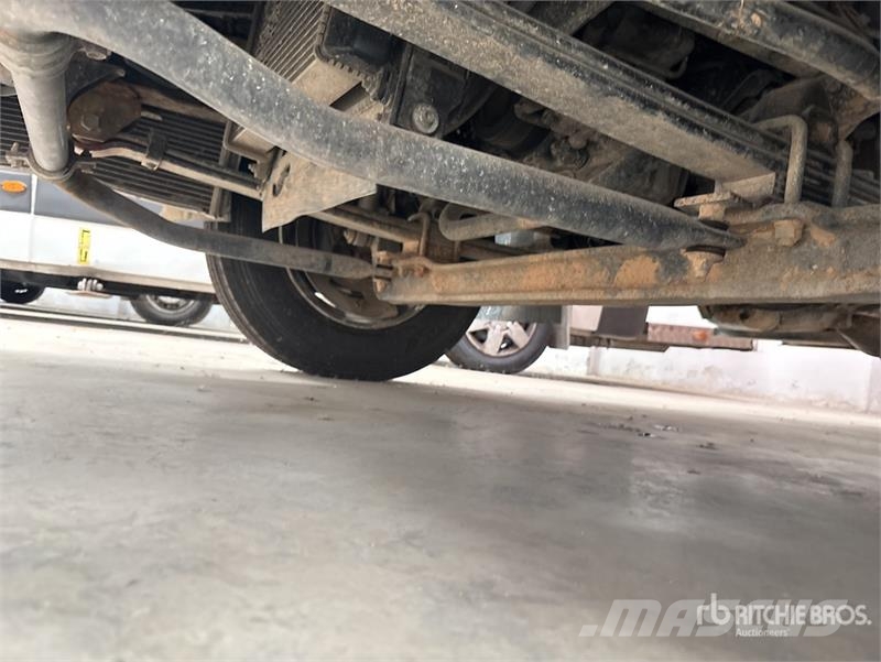 Isuzu NPR85-V 4x2 Van Truck Sanduk kamioni