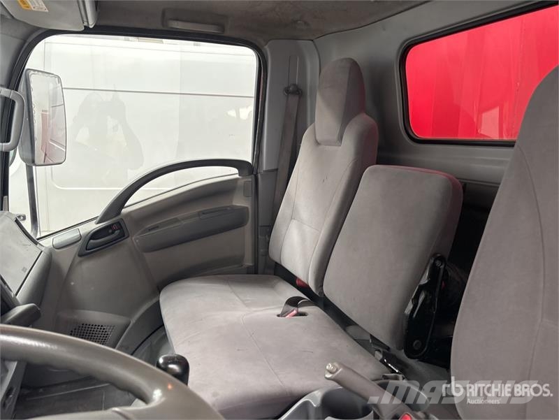 Isuzu NPR85-V 4x2 Van Truck Sanduk kamioni