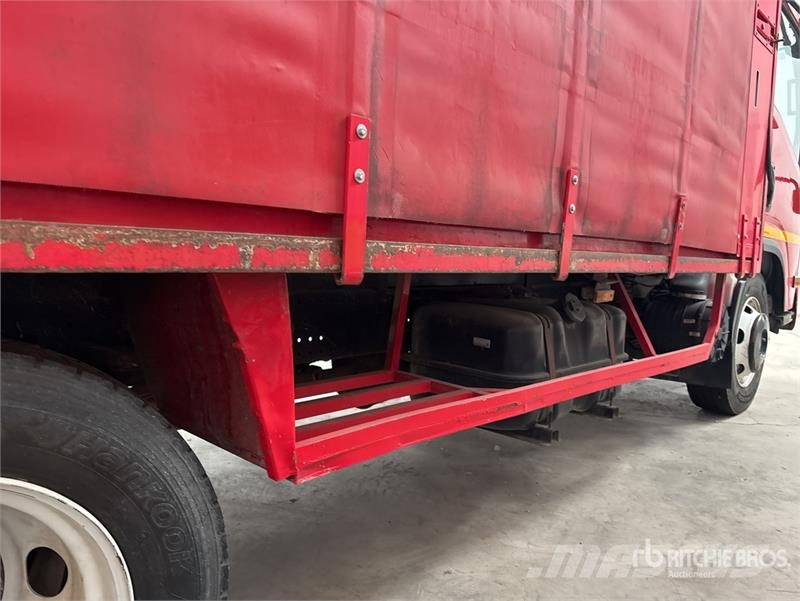 Isuzu NPR85-V 4x2 Van Truck Sanduk kamioni