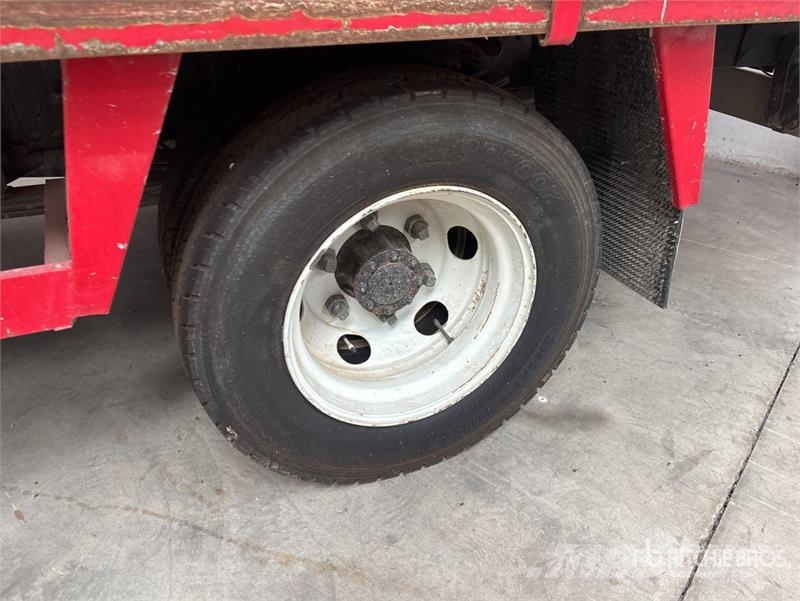 Isuzu NPR85-V 4x2 Van Truck Sanduk kamioni