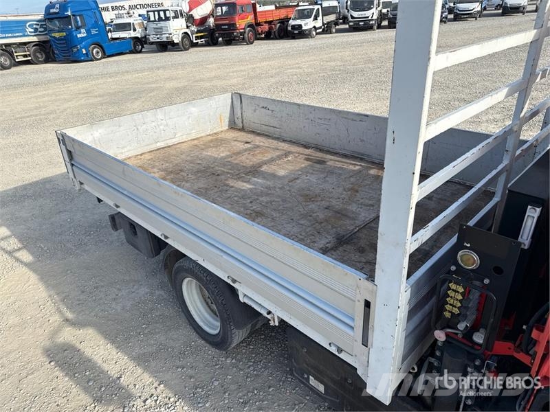 Isuzu PK3400B 990 kg on Isuzu N1R Flatbed Truck with Cra Camiones grúa