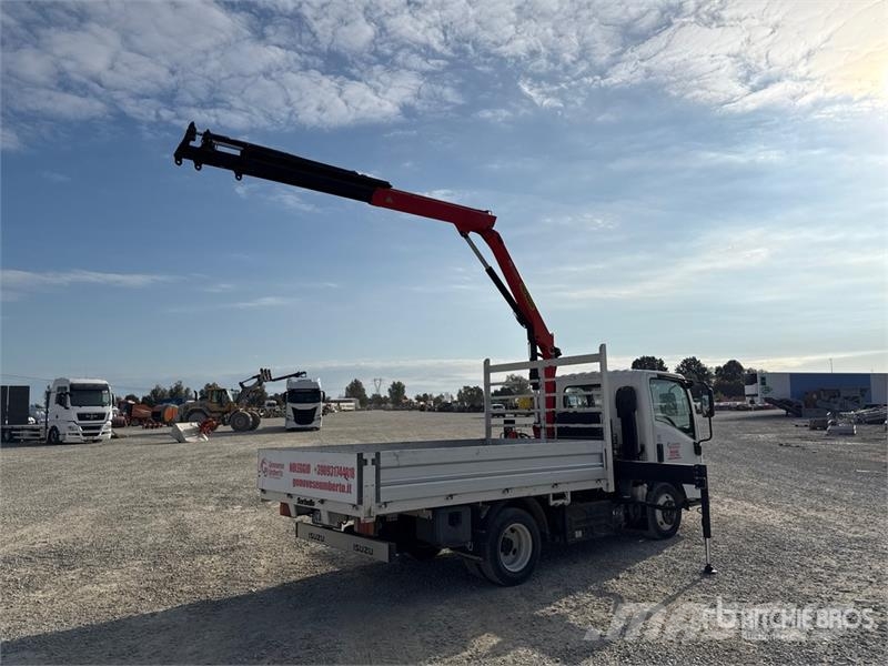 Isuzu PK3400B 990 kg on Isuzu N1R Flatbed Truck with Cra Camiones grúa