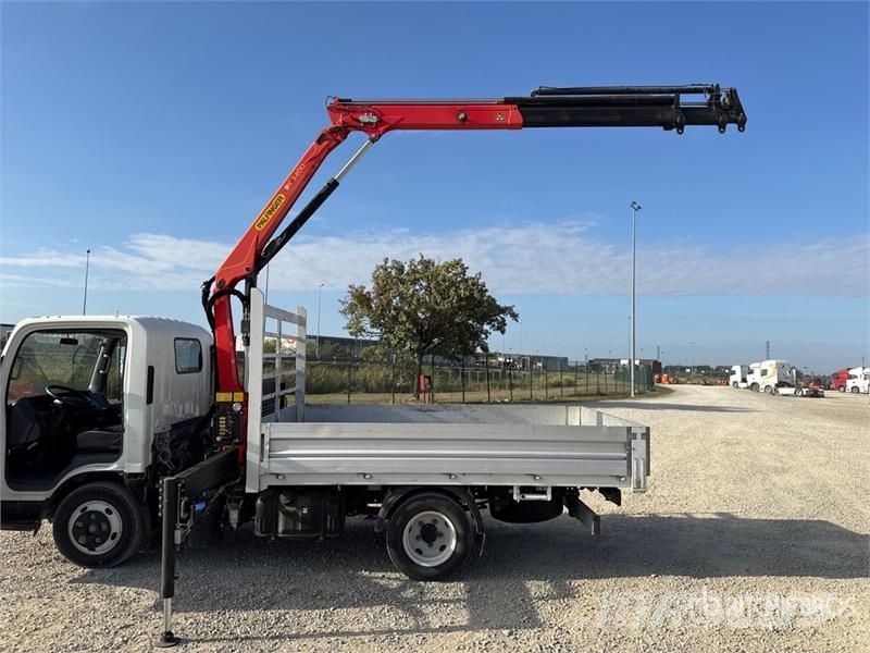 Isuzu PK3400B 990 kg on Isuzu N1R Flatbed Truck with Cra Camiones grúa