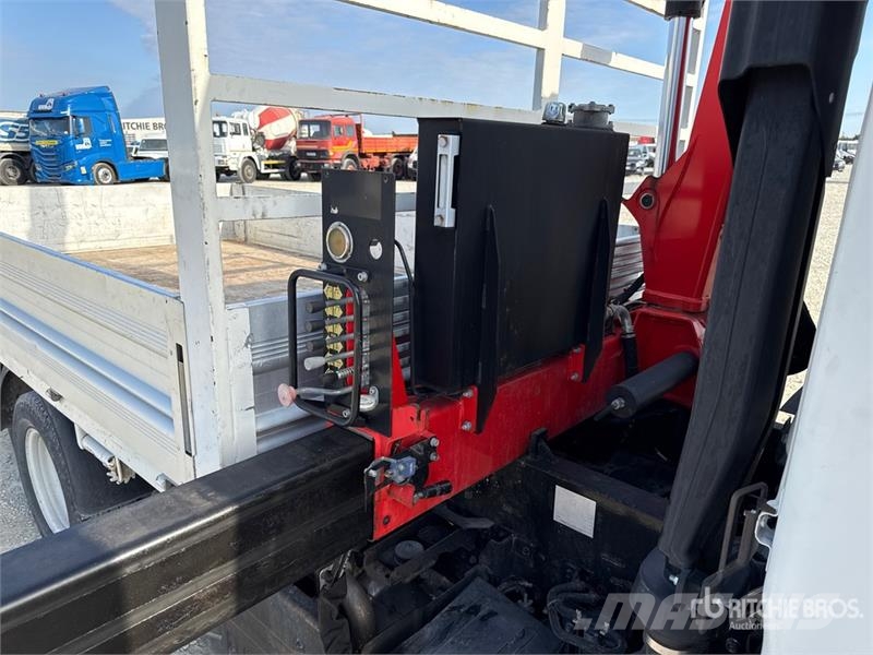 Isuzu PK3400B 990 kg on Isuzu N1R Flatbed Truck with Cra Camiones grúa