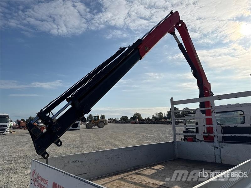 Isuzu PK3400B 990 kg on Isuzu N1R Flatbed Truck with Cra Camiones grúa