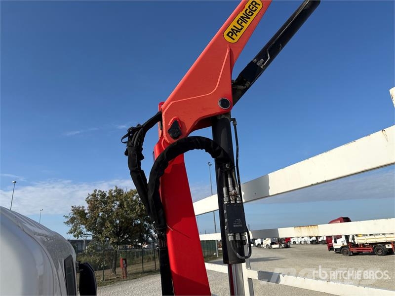 Isuzu PK3400B 990 kg on Isuzu N1R Flatbed Truck with Cra Camiones grúa