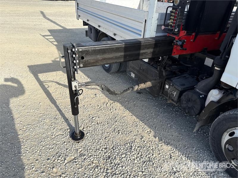 Isuzu PK3400B 990 kg on Isuzu N1R Flatbed Truck with Cra Camiones grúa