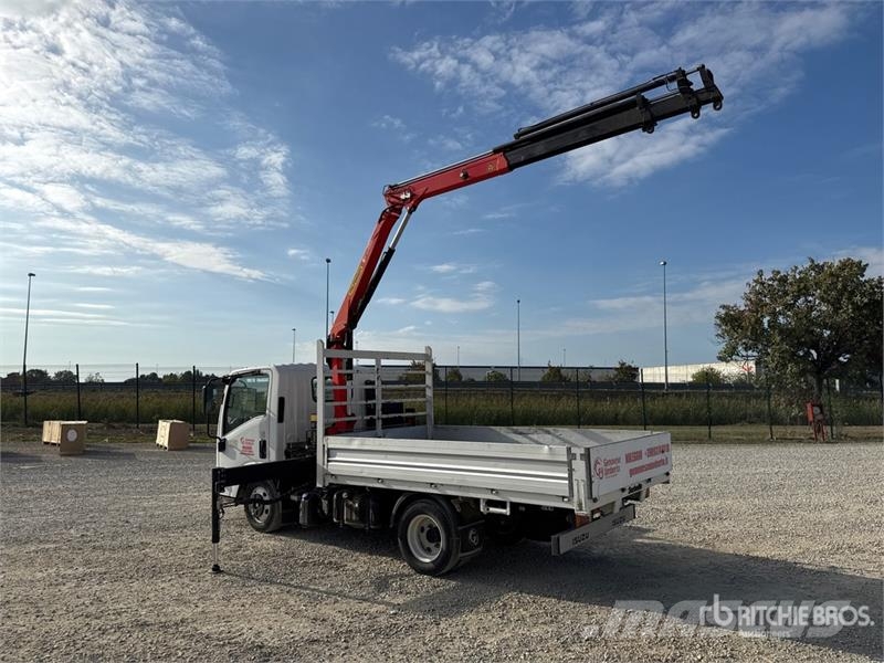 Isuzu PK3400B 990 kg on Isuzu N1R Flatbed Truck with Cra Camiones grúa