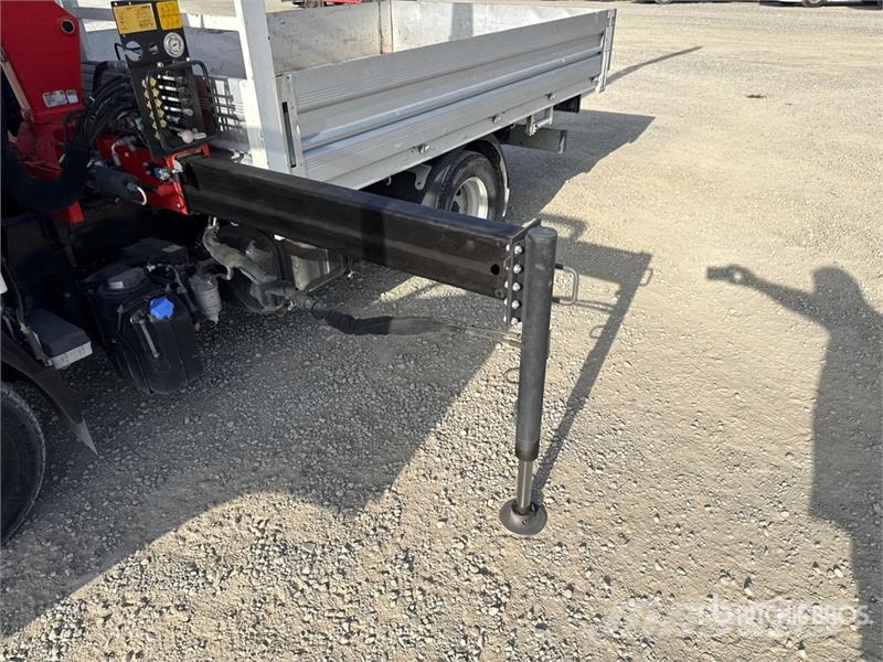 Isuzu PK3400B 990 kg on Isuzu N1R Flatbed Truck with Cra Camiones grúa
