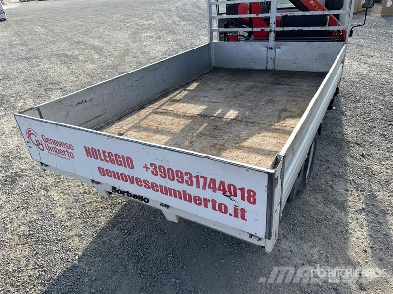 Isuzu PK3400B 990 kg on Isuzu N1R Flatbed Truck with Cra Camiones grúa