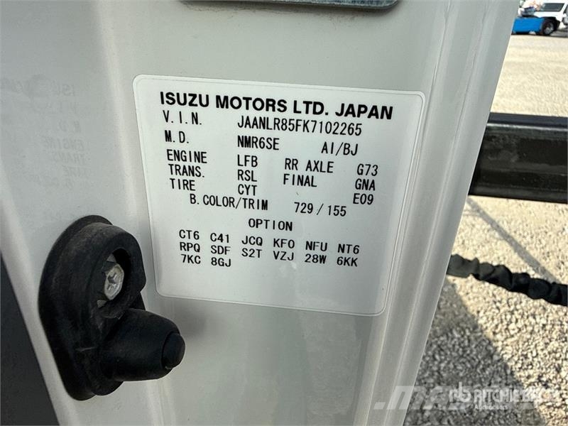Isuzu PK3400B 990 kg on Isuzu N1R Flatbed Truck with Cra Camiones grúa