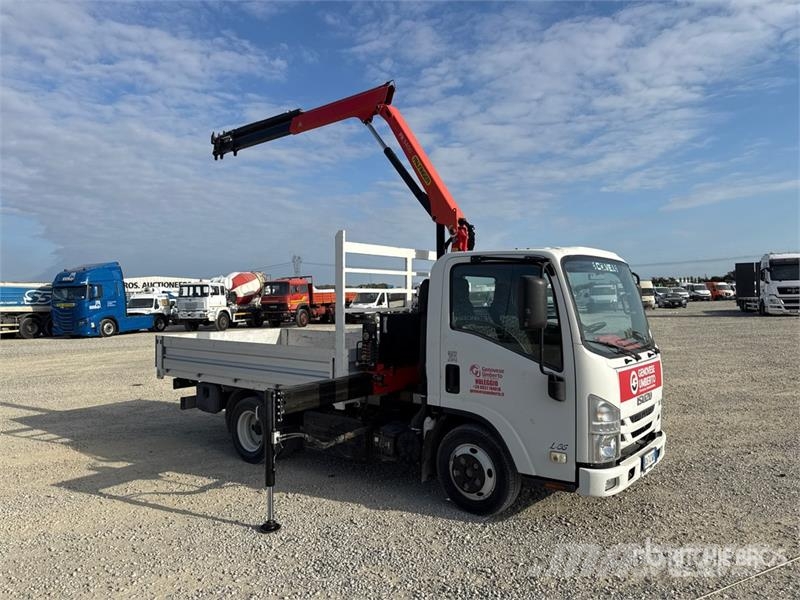Isuzu PK3400B 990 kg on Isuzu N1R Flatbed Truck with Cra Camiones grúa