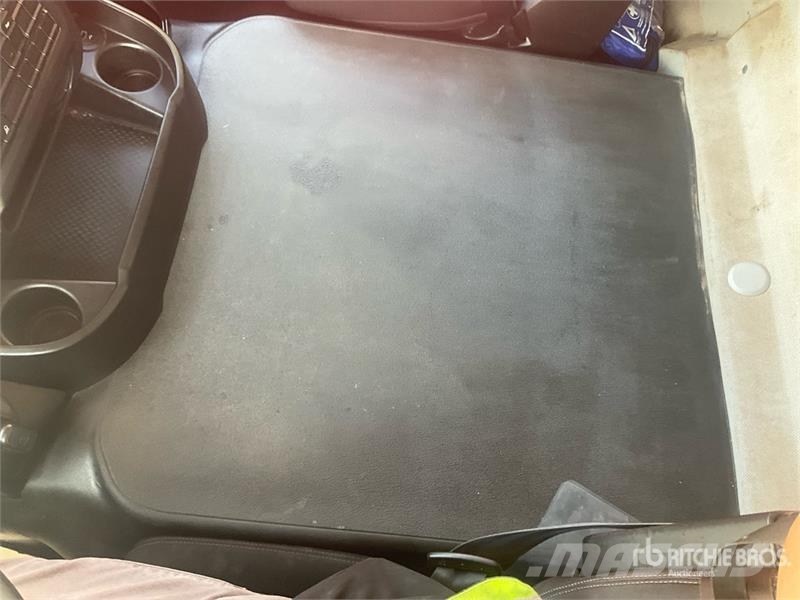 Iveco AD360H X-Way 480 8x4 Twin-Steer Tri/A Dump Truck Bañeras basculantes usadas