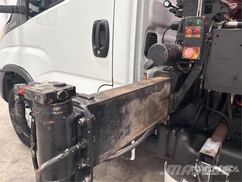Iveco Atlas-Kran AK50.1A2 on Iveco 70C21 4x2 Flatbed Tr Darus teherautók