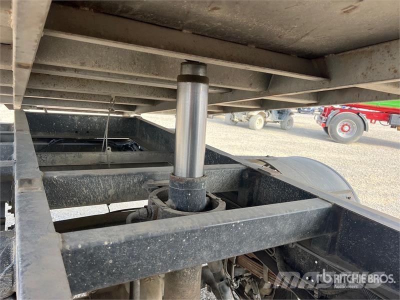 Iveco Bonfiglioli 710 kg on Iveco Daily 35-120 Dump Truc Truck mounted cranes