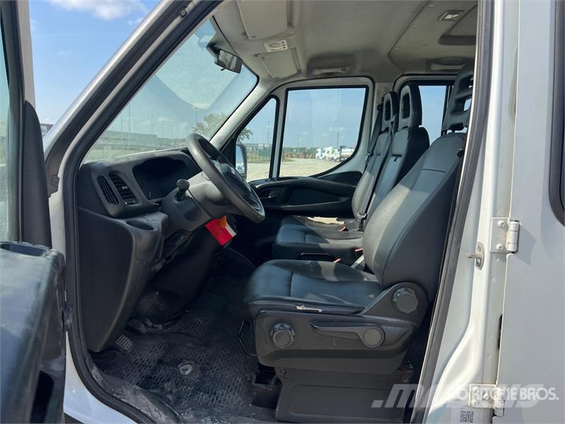 Iveco Daily 35-120 Crew Cab Flatbed Truck Flatbed / Dropside trucks