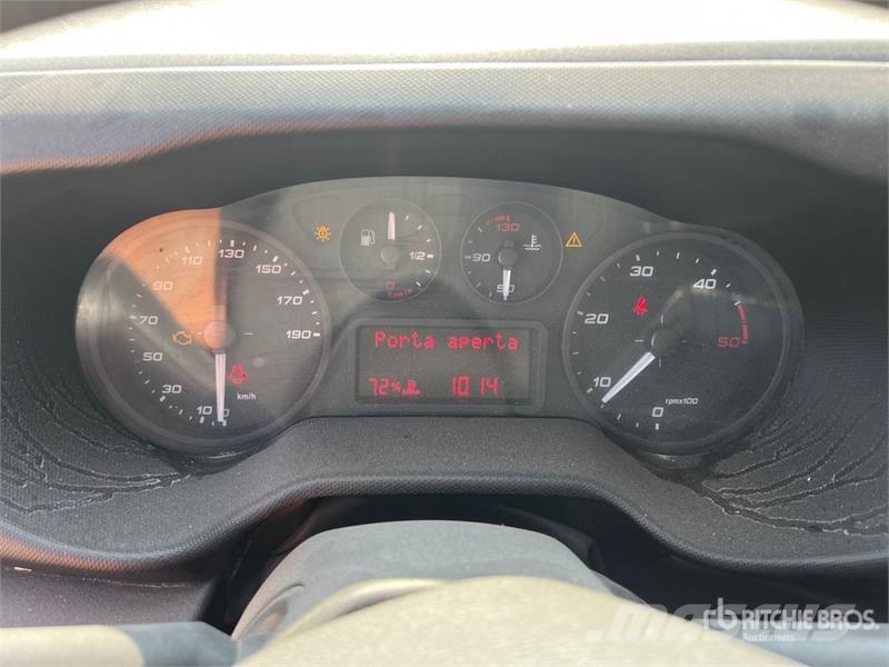 Iveco Daily 35-120 Crew Cab Flatbed Truck Flatbed / Dropside trucks