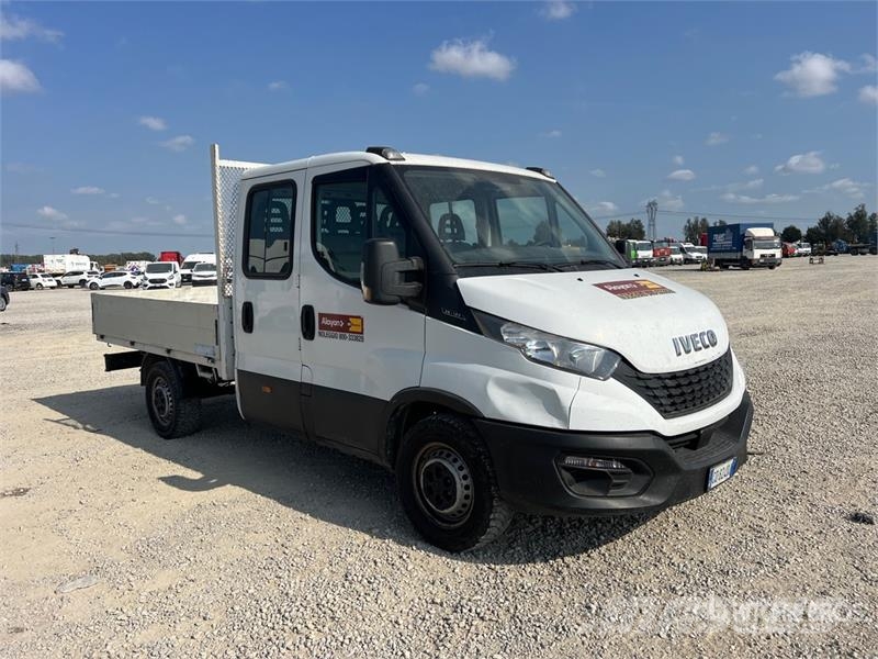 Iveco Daily 35-120 Crew Cab Flatbed Truck Flatbed / Dropside trucks
