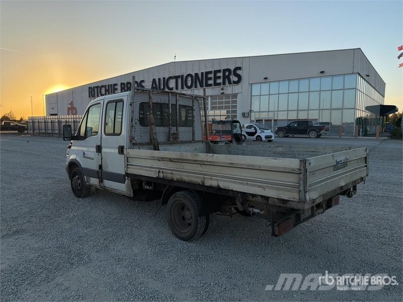 Iveco Daily 35C11 Crew Cab Flatbed Truck Camion con sponde ribaltabili