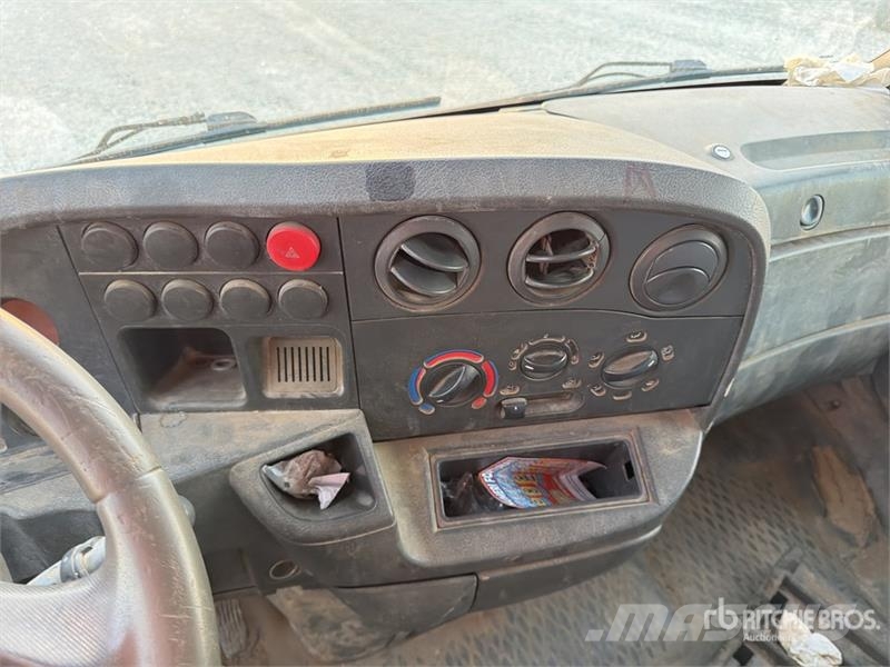 Iveco Daily 35C11 Crew Cab Flatbed Truck Camion con sponde ribaltabili