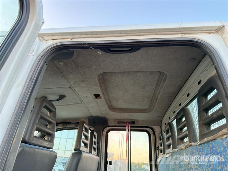 Iveco Daily 35C11 Crew Cab Flatbed Truck Camion con sponde ribaltabili