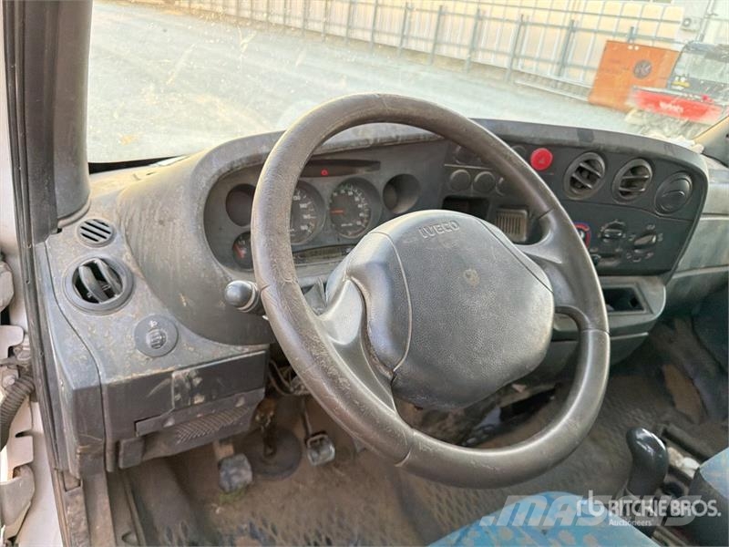 Iveco Daily 35C11 Crew Cab Flatbed Truck Camion con sponde ribaltabili