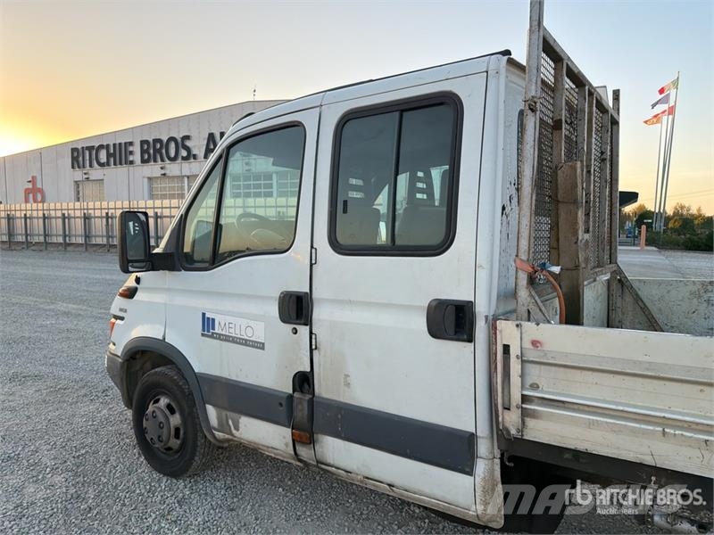 Iveco Daily 35C11 Crew Cab Flatbed Truck Camion con sponde ribaltabili