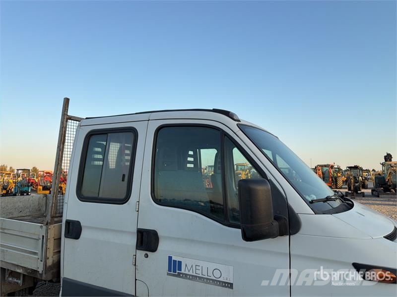 Iveco Daily 35C11 Crew Cab Flatbed Truck Camion con sponde ribaltabili
