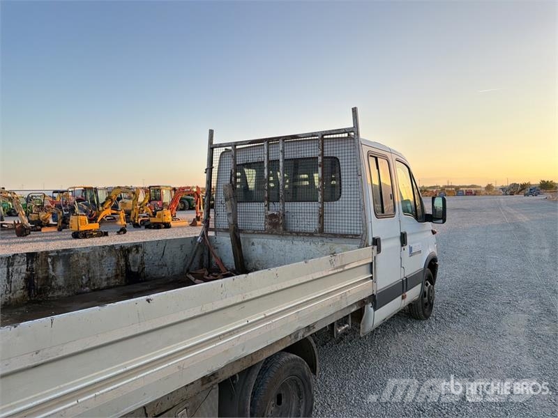 Iveco Daily 35C11 Crew Cab Flatbed Truck Camion con sponde ribaltabili