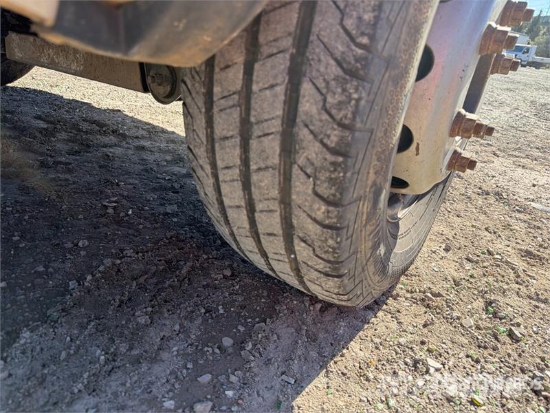 Iveco F22 480 kg on Iveco 65C17 4x2 Camion Benne Dump Tr Kamioni sa kranom