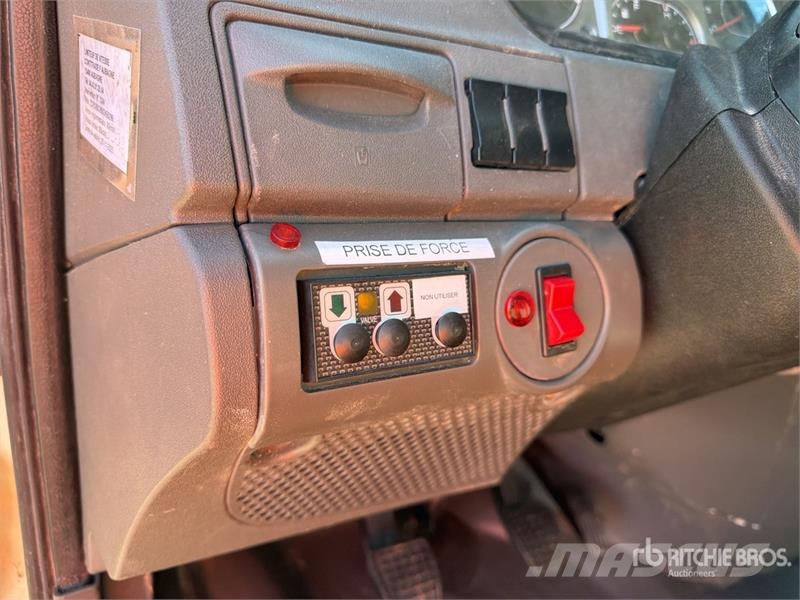 Iveco F22 480 kg on Iveco 65C17 4x2 Camion Benne Dump Tr Kamioni sa kranom