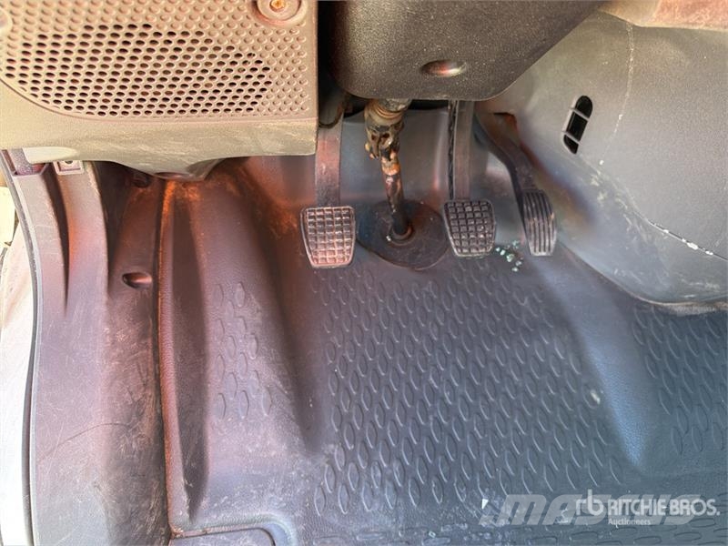 Iveco F22 480 kg on Iveco 65C17 4x2 Camion Benne Dump Tr Kamioni sa kranom