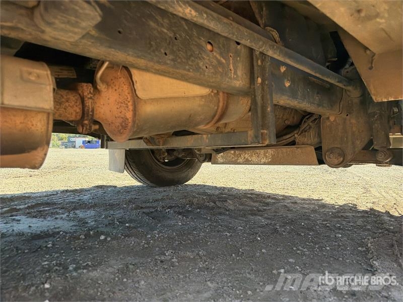 Iveco F22 480 kg on Iveco 65C17 4x2 Camion Benne Dump Tr Kamioni sa kranom