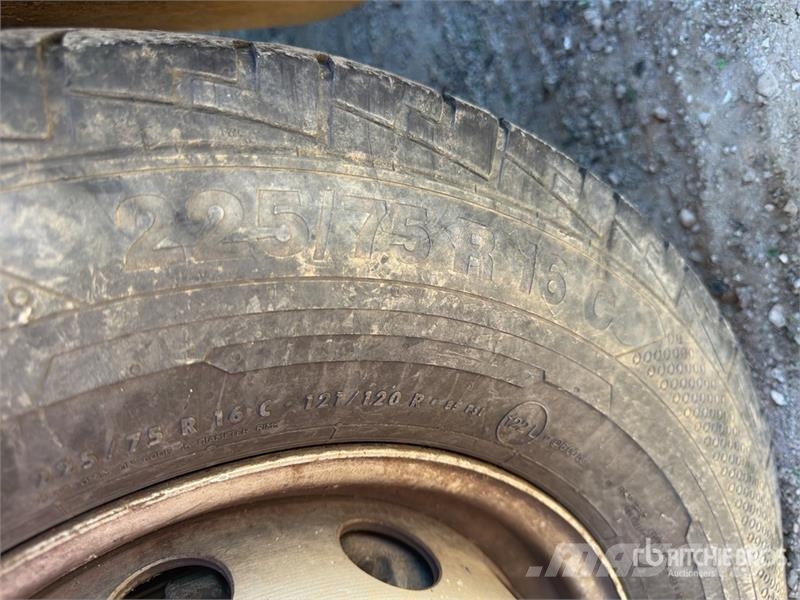 Iveco F22 480 kg on Iveco 65C17 4x2 Camion Benne Dump Tr Kamioni sa kranom