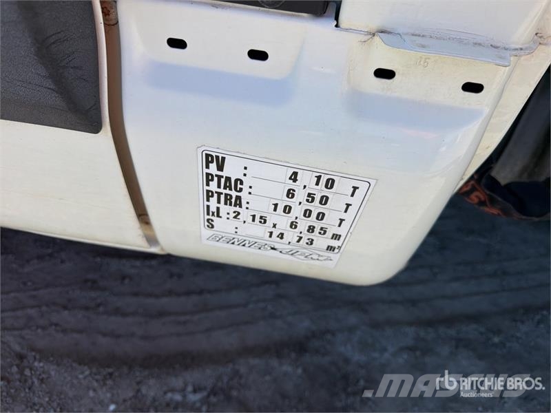Iveco F22 480 kg on Iveco 65C17 4x2 Camion Benne Dump Tr Kamioni sa kranom