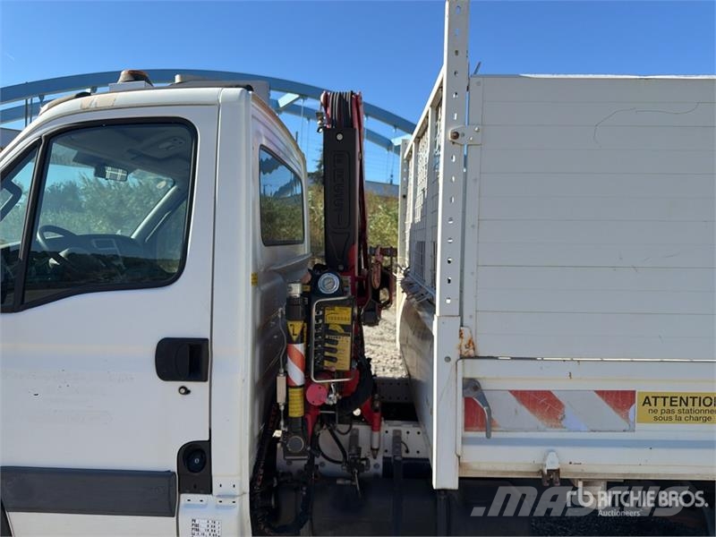 Iveco F22 480 kg on Iveco 65C17 4x2 Camion Benne Dump Tr Kamioni sa kranom
