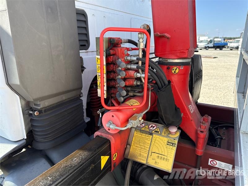 Iveco F40A.23 995 kg on Iveco ML120E18 4x2 Flatbed Truck Nosturiautot