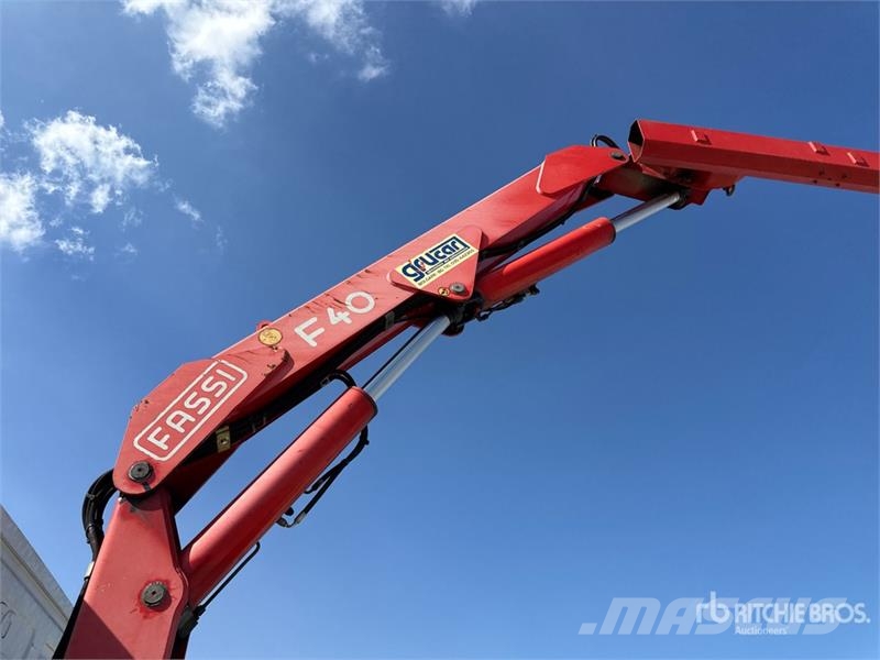 Iveco F40A.23 995 kg on Iveco ML120E18 4x2 Flatbed Truck Nosturiautot