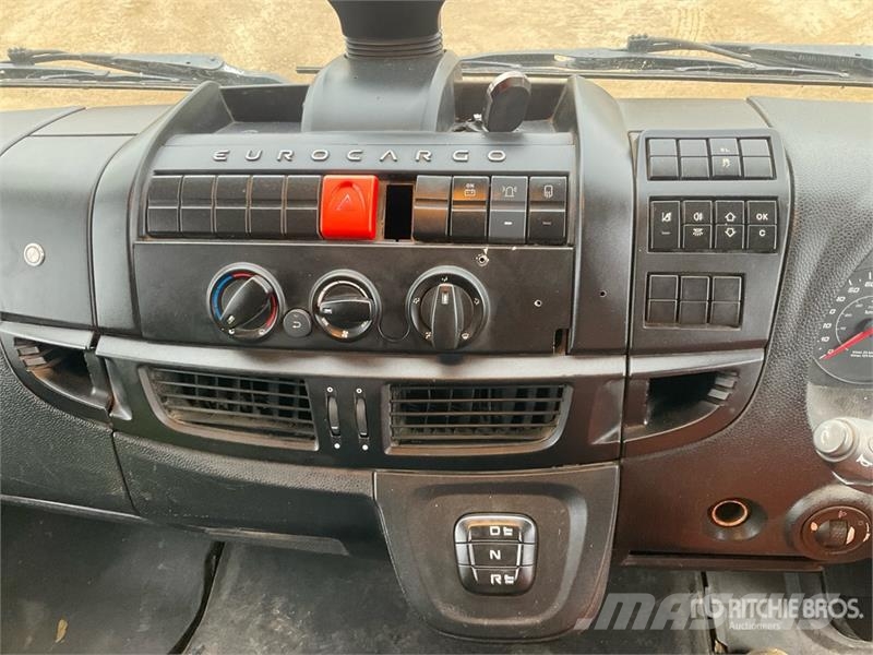 Iveco Flatbed Truck Platformas/izkraušana no sāniem